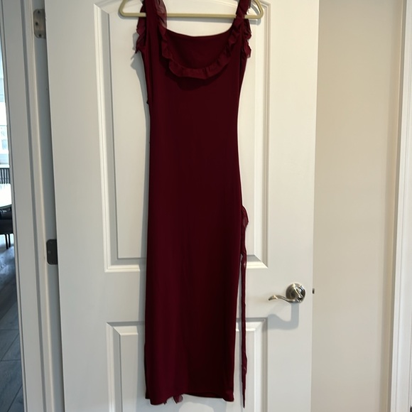 Midi dress with fluttery ruffles in berry color. - Picture 6 of 7